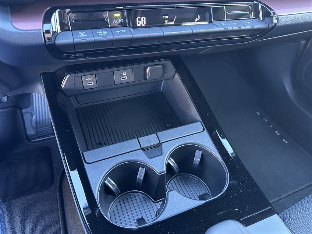 2024 Toyota Prius Prime SE - Photo 17